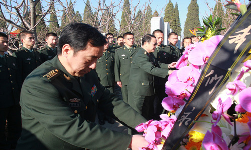 清明时节 装甲兵工程学院官兵祭奠许光达大将(组图)