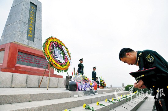 汕头:官兵祭奠牛田洋英烈(图)