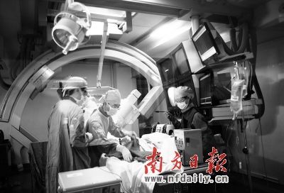 广东医生穿20斤铅衣做手术强辐射严重影响健
