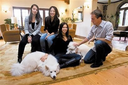 蔡美儿和女儿、丈夫在家中合影