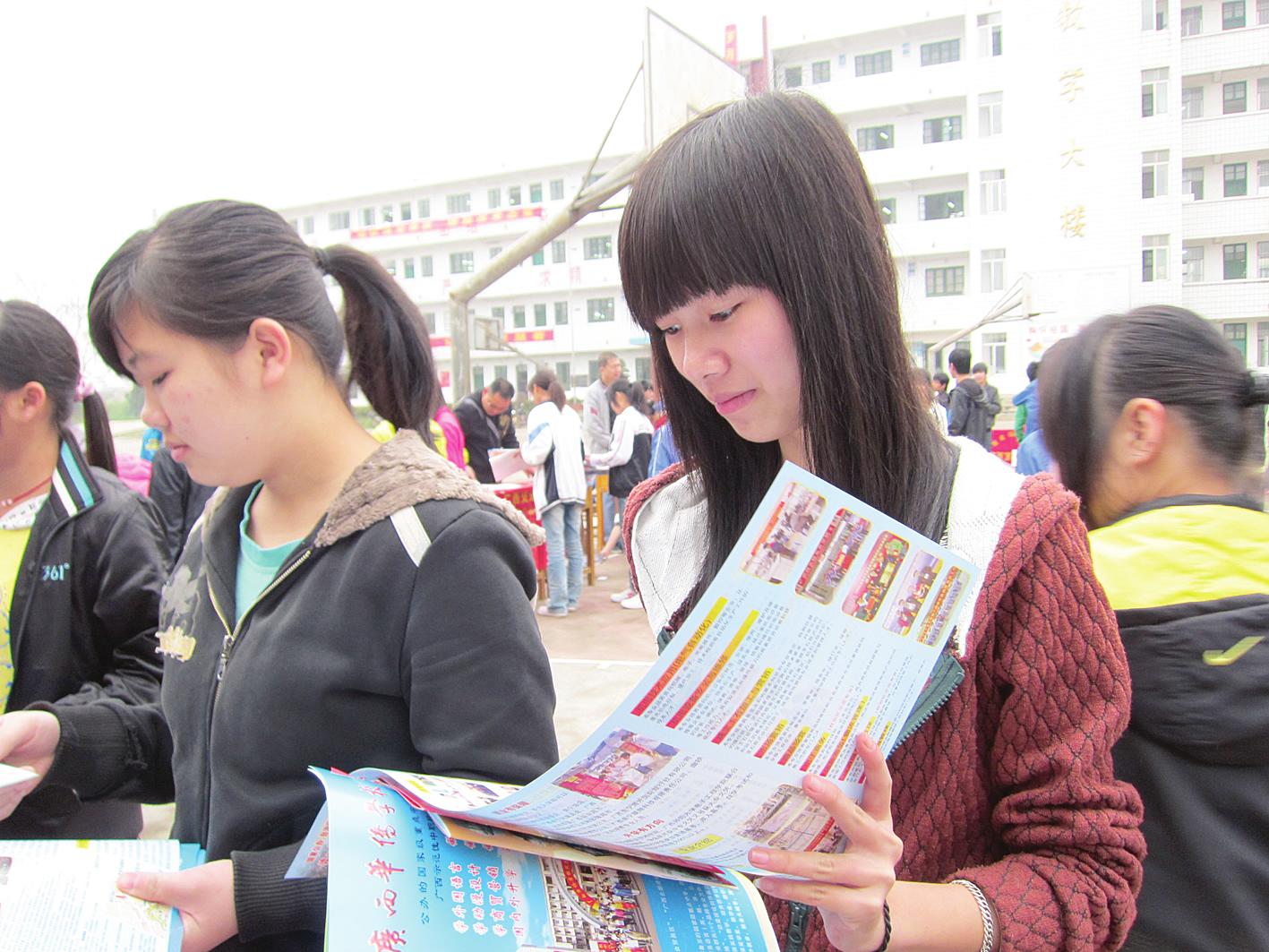 中职学校招生宣传大篷车颇受学生欢迎本报记者韦娜摄