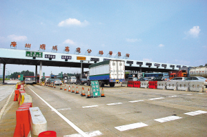 2007年,广州环城高速收费站. cfp供图