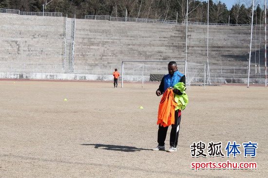 今日延边队和深圳凤凰队先后在延吉市人民体育场适应