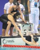 图文：2011全国游泳冠军赛收官 郑艺菲接受祝贺