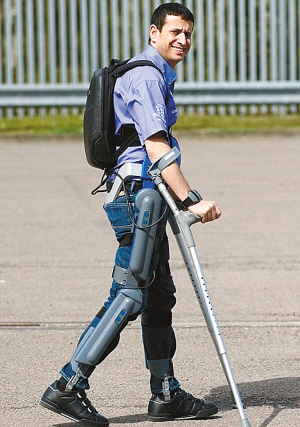 以色列发明机器裤让截瘫者能站立行走(图)