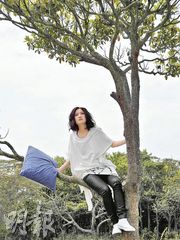 卢凯彤拍mv攀树屁股痛 蚂蚁兵团爬上身(图)