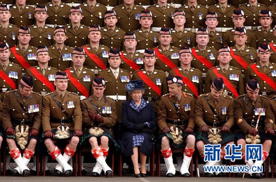 英国军官与女王合影留念 穿苏格兰裙未套内裤