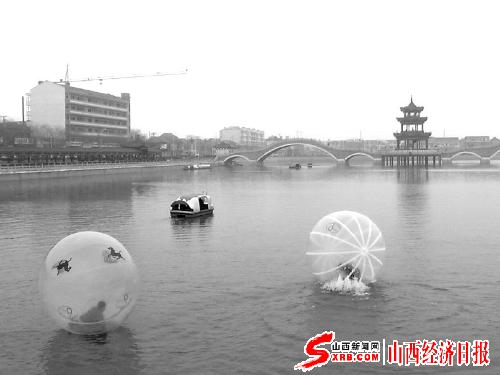 闻喜县城西湖公园体验“水上步行球”(图)-搜狐滚动