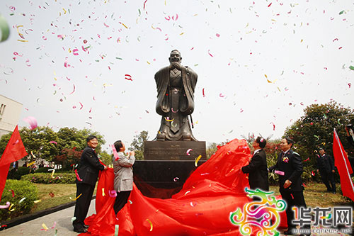 孔子铜像落户重庆大学城 百名学生穿汉服诵经