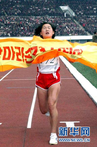 4月10日,朝鲜女子运动员卢恩玉冲过终点,夺得女子组冠军.