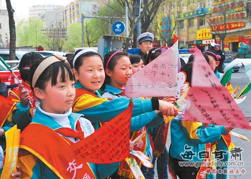 兰州市秦安路小学学生进行出行安全宣传(图)