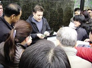 　法拉盛来了个“洋摊贩”，光顾他生意的顾客很多，且无一例外全是华人，大家叫他“东方老师”。 (美国《侨报》/余小平 摄)