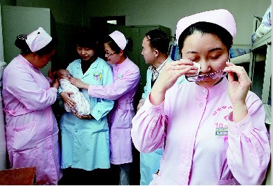 西安儿童医院:没有肛门被遗弃的男婴已痊愈(图