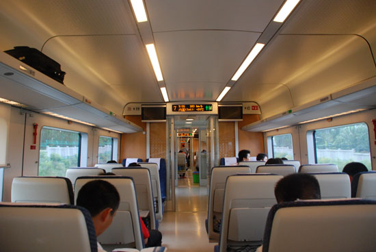 镇乘坐海南东环高速铁路列车前往三亚采访,体验了一把海南的高铁旅程