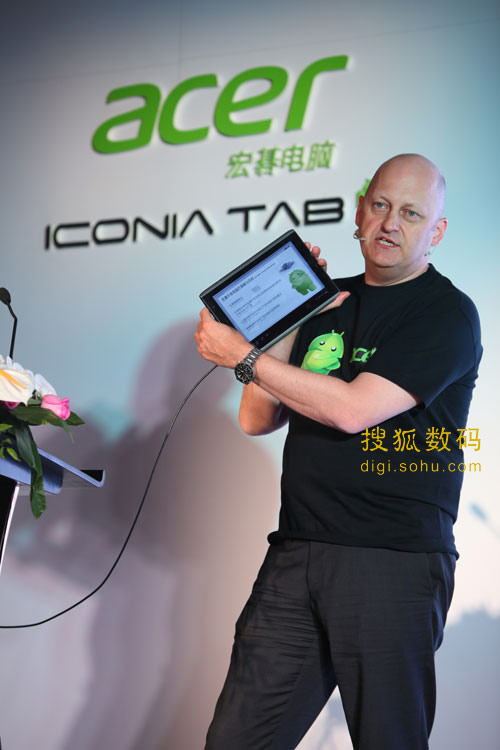 Acer中国区总经理艾仁思展示最新平板电脑