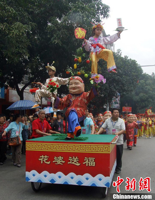 壮乡广西蒲庙花婆节 彩车巡游"花婆"送福(组图)