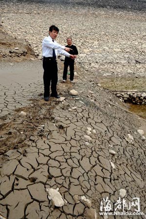 福建罗源遭遇50年一遇干旱 水库干涸县城将断