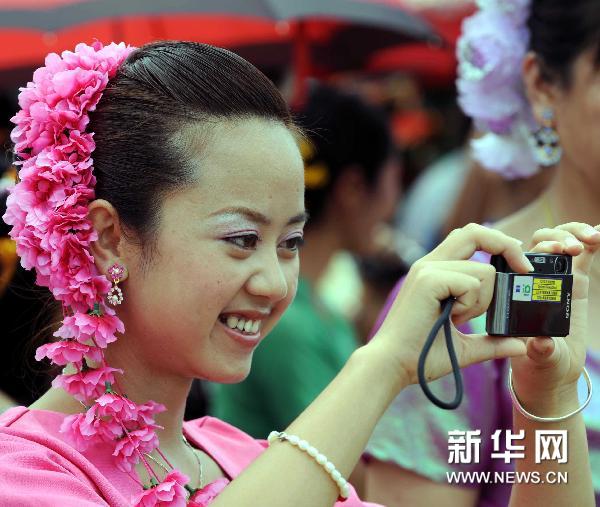 实拍:泼水节上美丽的傣族姑娘(组图)