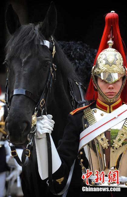 组图:英皇家骑兵队为王室婚礼做最后准备