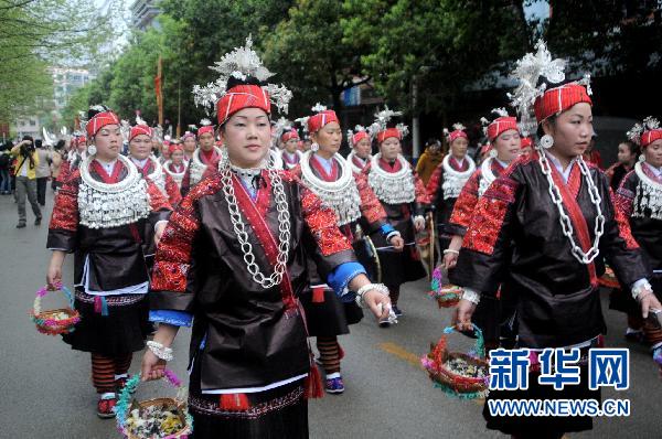 4月16日,在贵州省黔东南苗族侗族自治州台江县,苗族同胞手提"姊妹饭