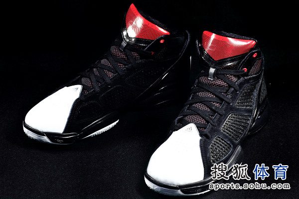 靓照:罗斯的疾速法宝 adizero rose1.5