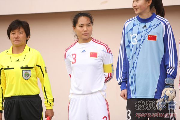 图文:女足0-1朝鲜 与裁判员合影