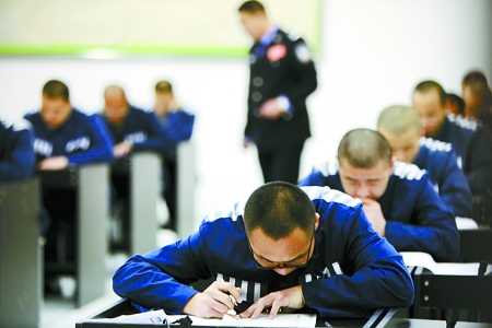 河南监狱组织犯人参加成人高考 囚犯也可拿文