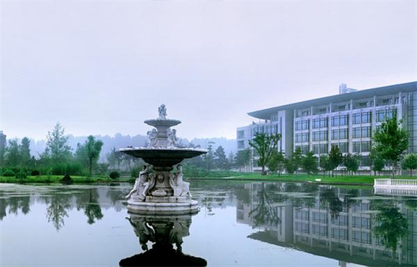 图为和园景逸大酒店内景