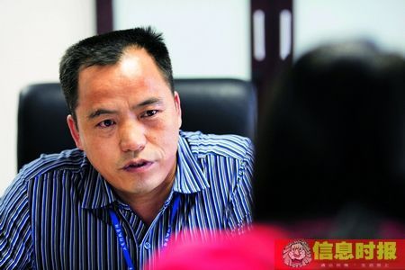 广州市工商局食品流通监督管理处王副主任回应“牛肉膏”事件。陈文杰 摄