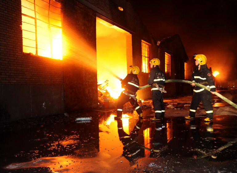 4月20日0时,消防队员在火灾现场处置火情.