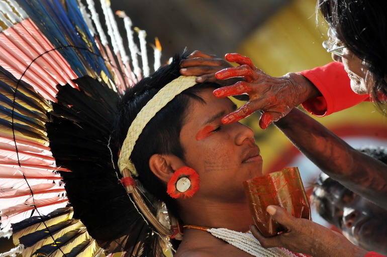 高清:巴西庆祝印第安人日(组图)
