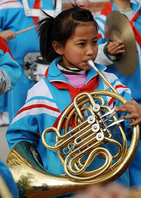 4月18日,拉萨市第一小学管乐队一名女生在吹圆号.