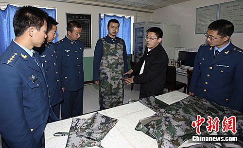近日,兰州空军涉电磁辐射岗位的2000余名官兵全部穿上了量身定做的
