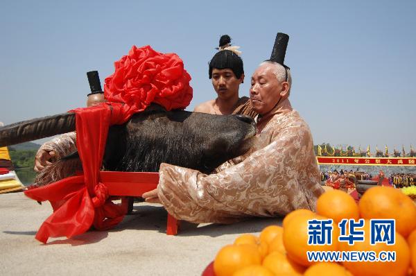 4月20日,祭祀礼生向大禹陵敬献三牲和五谷.新华社记者 鞠焕宗