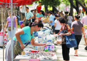 荔湾区南源街曾对"走鬼"实行规范化管理,让他们在菜市场附近摆摊,方便