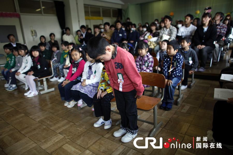 日本一小学举行入学仪式 曾因地震海啸推迟(高