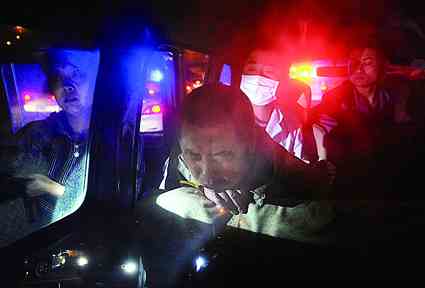 北京街头轿车猛撞吉普车 醉酒司机边抽血边呕吐
