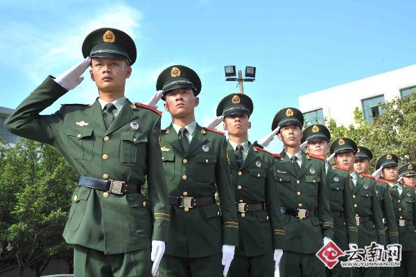 武警云南总队举行驻昆明部队条令学习月队列会操(组图