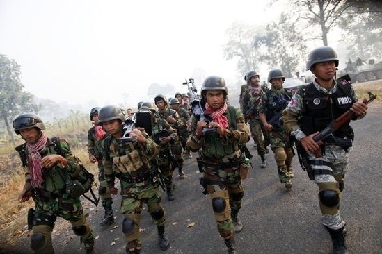 2月8日,一队全副武装的柬埔寨士兵正在向柬泰边境地区集结.