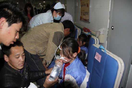 鱼河中心小学中毒学生在医院救治