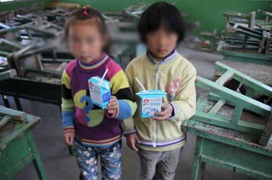 学生们集体食物中毒可能与孩子们手中的牛奶有关