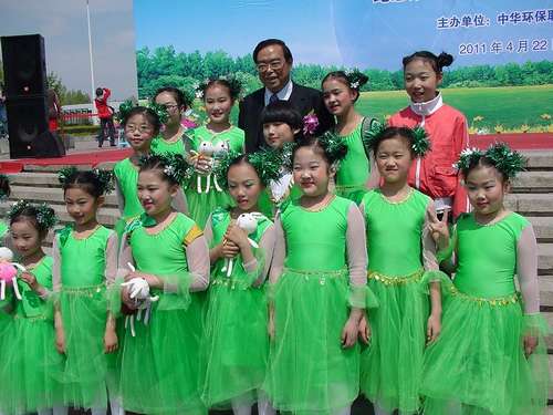 十二音合唱团小朋友和中华环保联合会领导合影留念