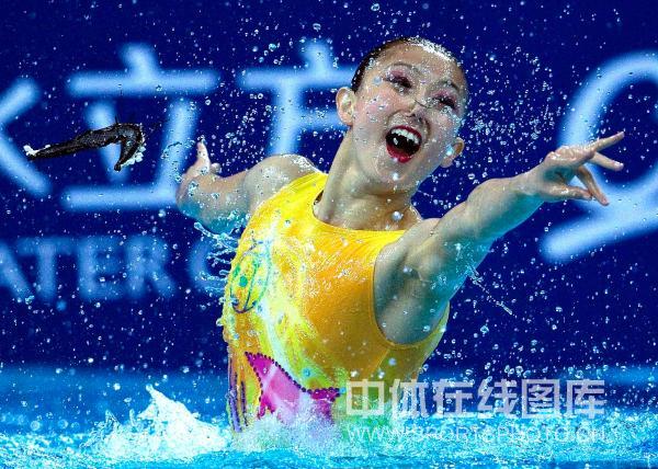 图文:2011中国花样游泳公开赛 徐千雪在比赛中