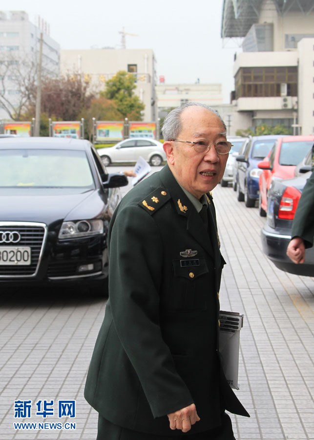 图片故事:89岁老军医"不老"的一天