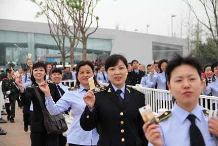 陕西交通运输局领导慨然赠票 公交劳模畅游世园(组图)