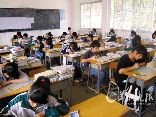 课室中有多余课桌，多是学生辍学留下的 黄蔚山 汤少雄 杜文标 摄
