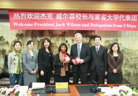 美国麻省大学校长Jack M.Wilson(右三)美国麻省大学常务副校长Marcellette Gailliard-Gay Williams，Ph.D.（左四）赛尔教育执行副总裁 祝懿东（右二）美国麻省大学麻省国际学院中国办公室主任 孙丽（右一） 