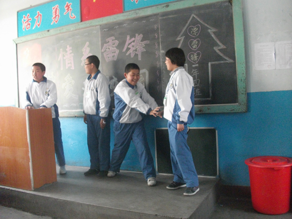 爱洒小品"主题团,校园们在v小品自编自导的学生《学雷锋》.胸揉初中生GIF图片