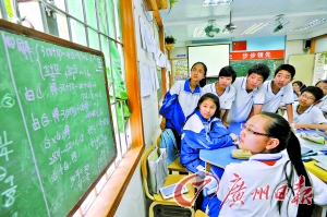 广州一中学课堂首创助教制 两个老师教25个学