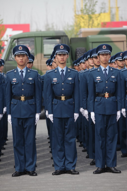 4月26日,参加全军07式预备役军服换装仪式的空军预备役部队.